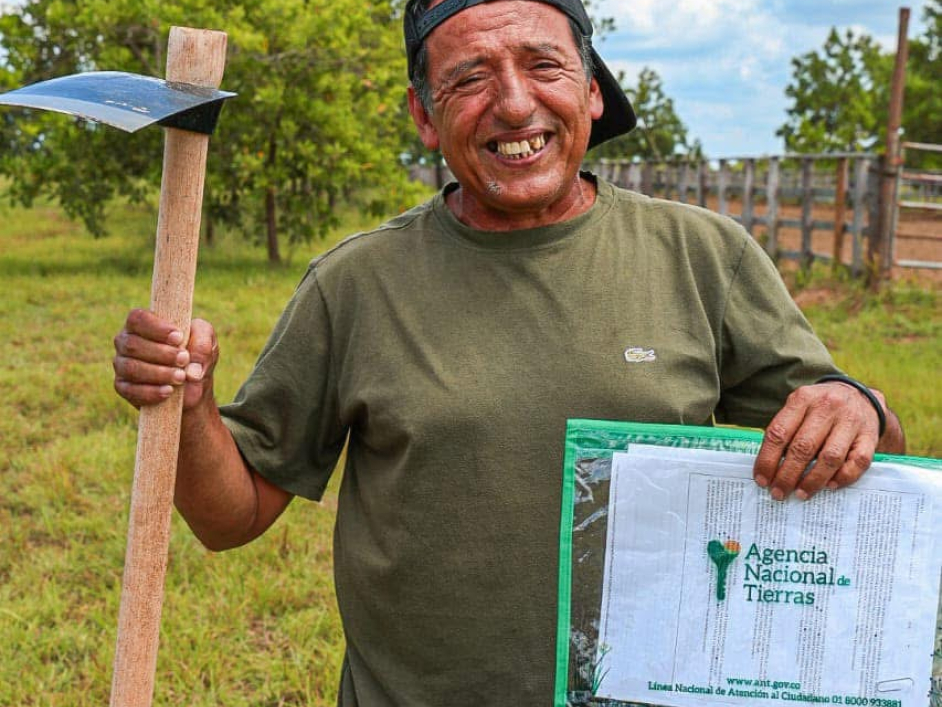 Campesino alegre por recibir titulo de tierra por parte de la ant