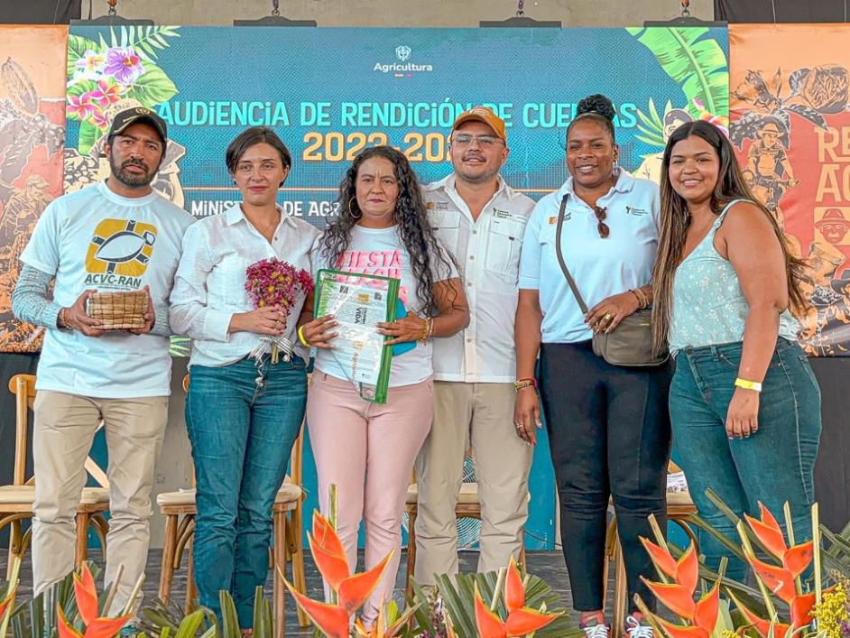 Director ant y ministra de agricultura entregando tierras por el país