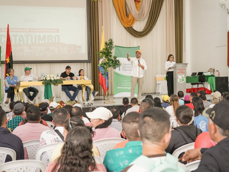 abrego-escenario-primera-entrega-masiva-titulos-agencia-ant