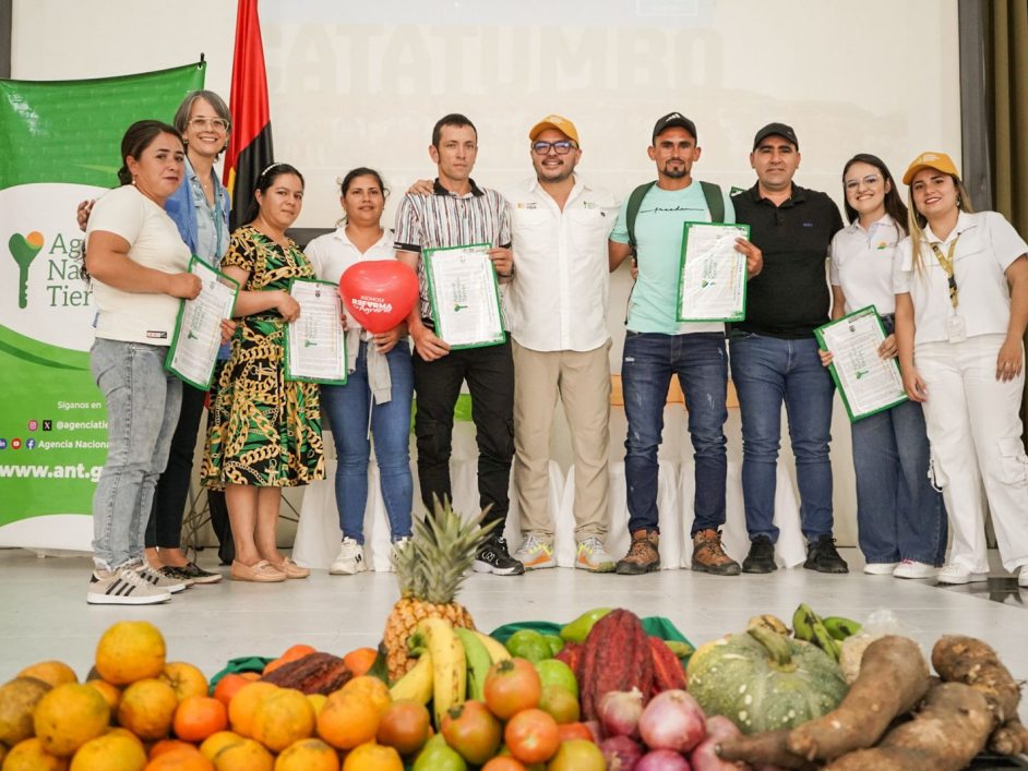 abrego-escenario-primera-entrega-masiva-titulos-agencia-ant