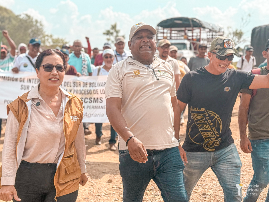 campesinos-y-ant-en-predio-juancho-prada-cesar-2