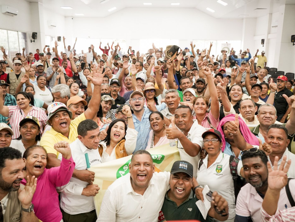 director-ant-junto-a-campesinos-del-cesar