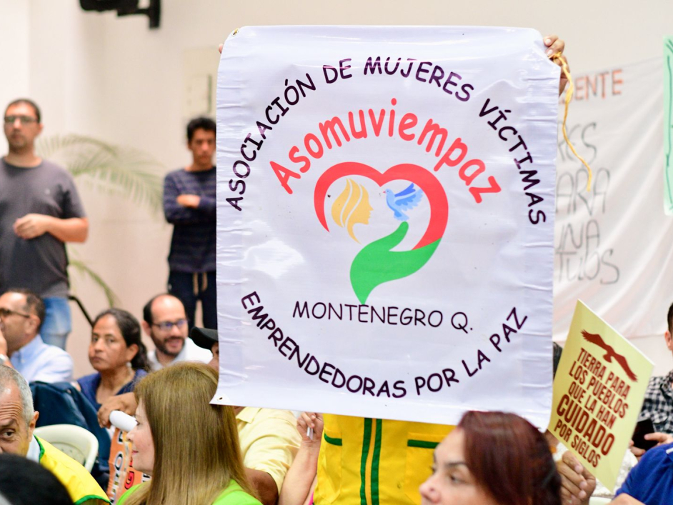 pancarta-asociacion-de-mujeres-victimas