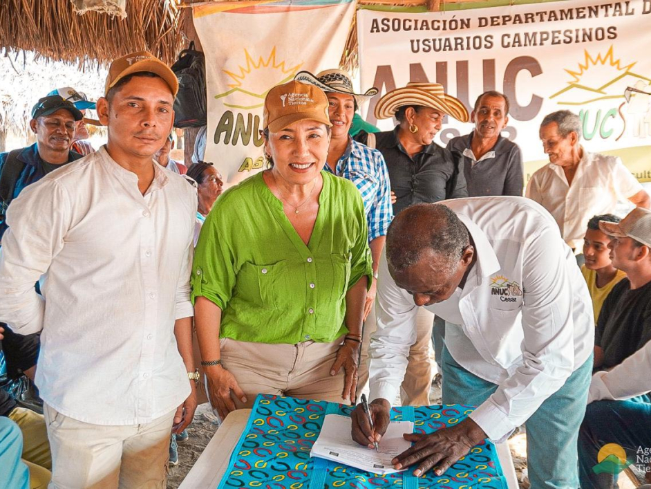 asociaciones-de-campesinos-entrega-tierras-astrea-cesar