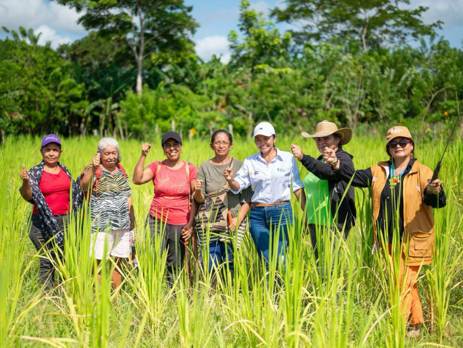 campensinos-junto-a-funcionaria-ant-en-arrocera