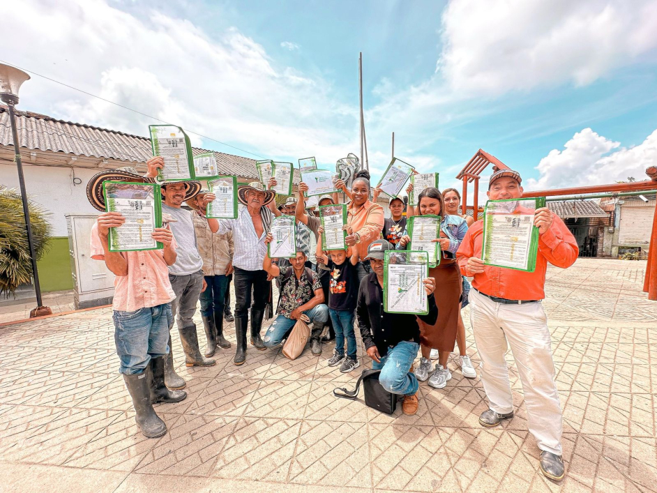 campesinos-de-ituago-mostrando-sus-manos-titulos-de-propiedad