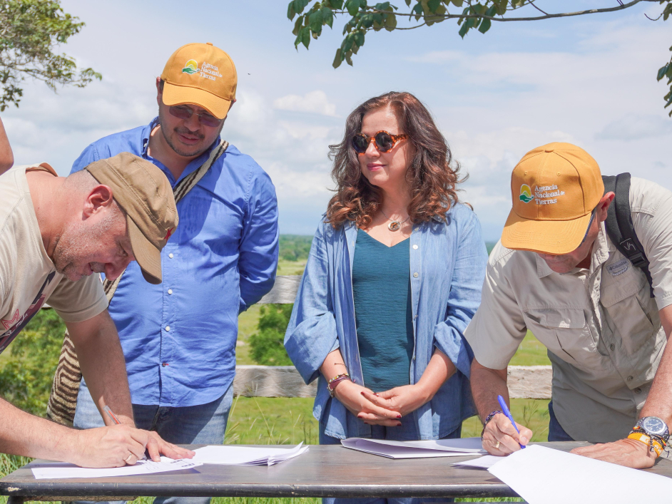 firmantes-de-paz-en-entrega-de-tierras-en-tolima