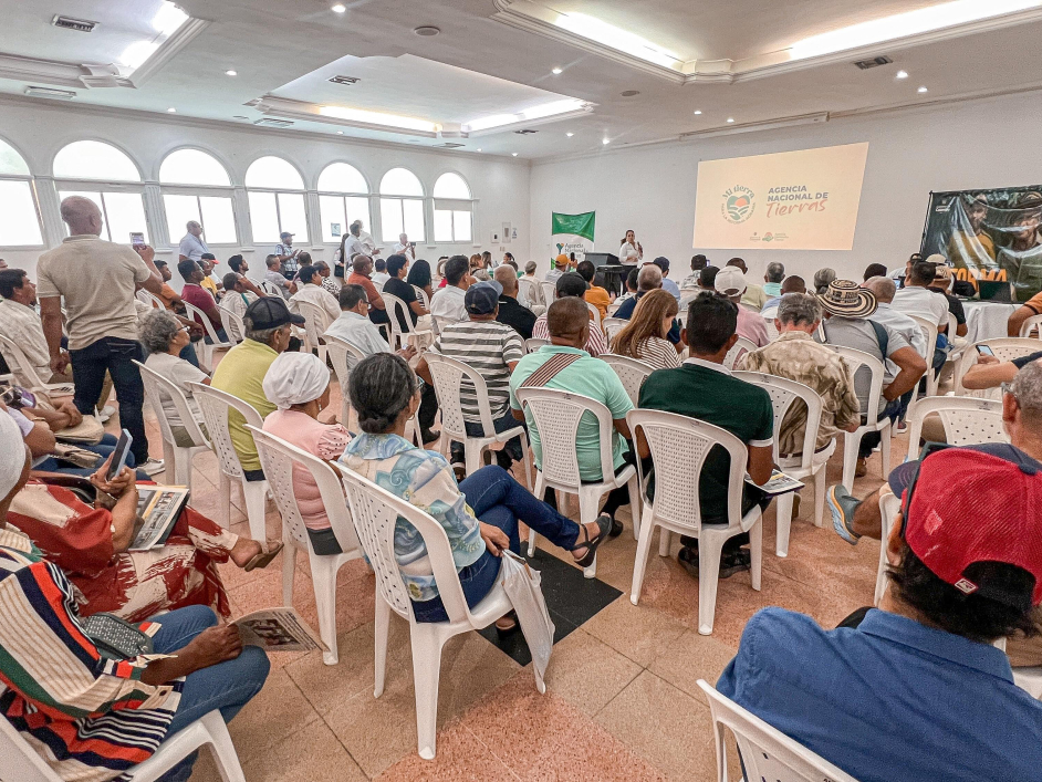 grupo-de-personas-asistiendo-rueda-de-negocios-ant-santa-marta