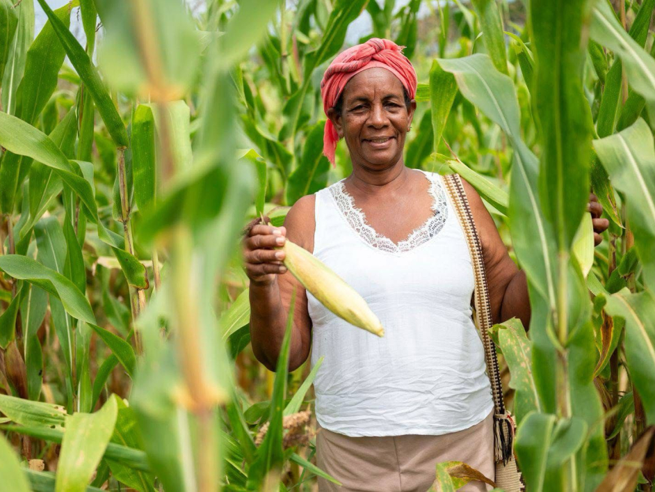 mujer-campesina-con-mazorca-en-la-mano