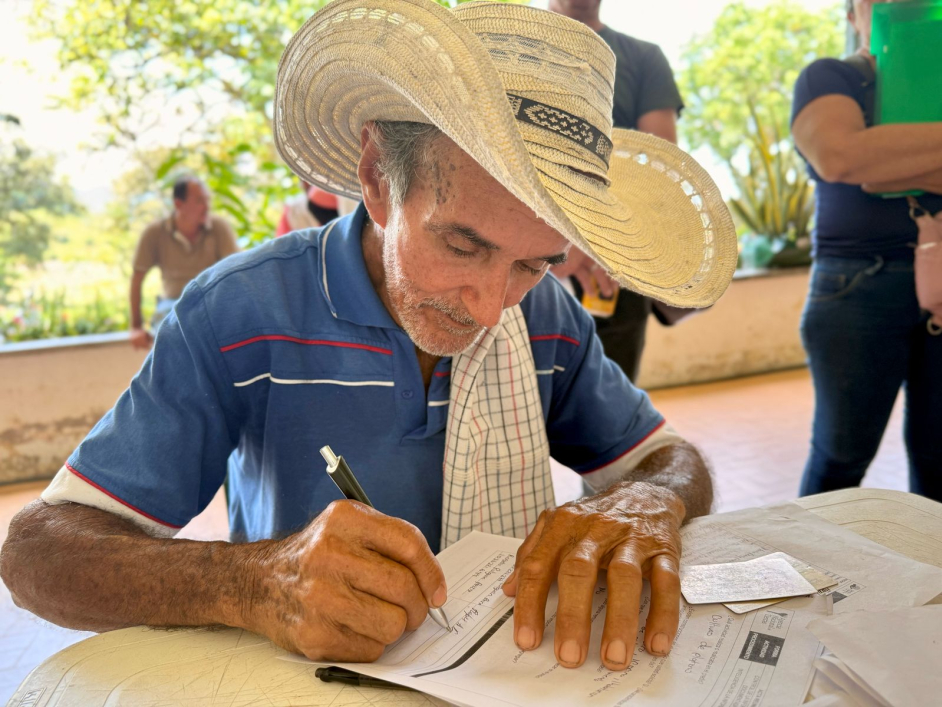 campesino-de-puerto-salgar-diligenciando-caracterizacion