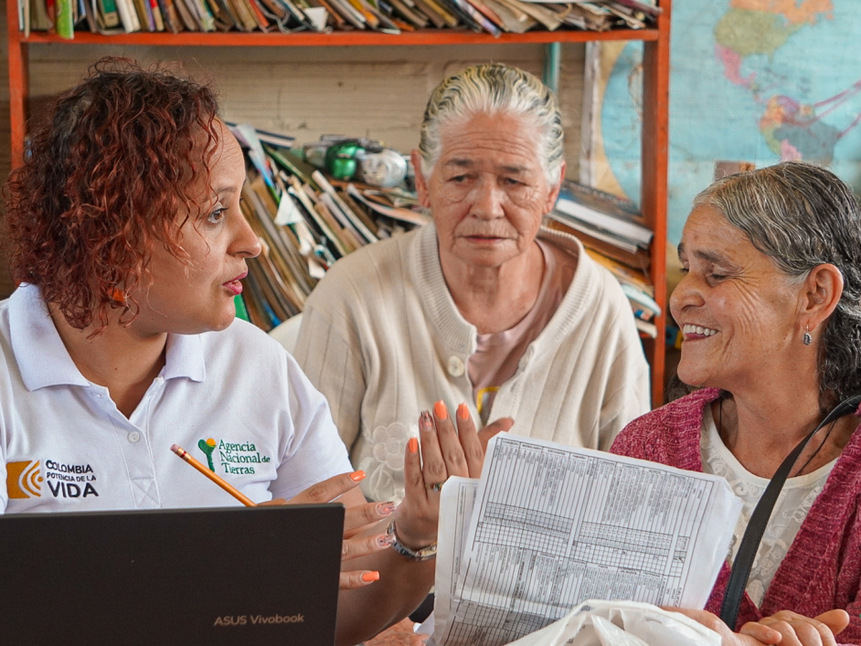 funcionaria-ant-con-mujeres-campesinas-de-yolombo