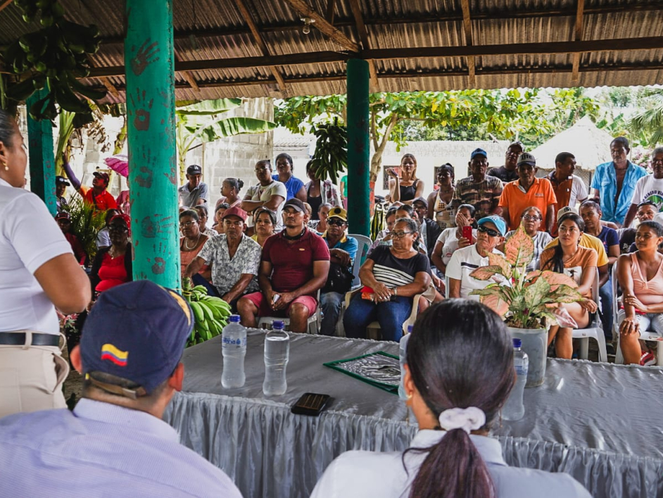 funcionarios-ant-y-campesinos-en-entrega-comodato-finca-nueva-espana