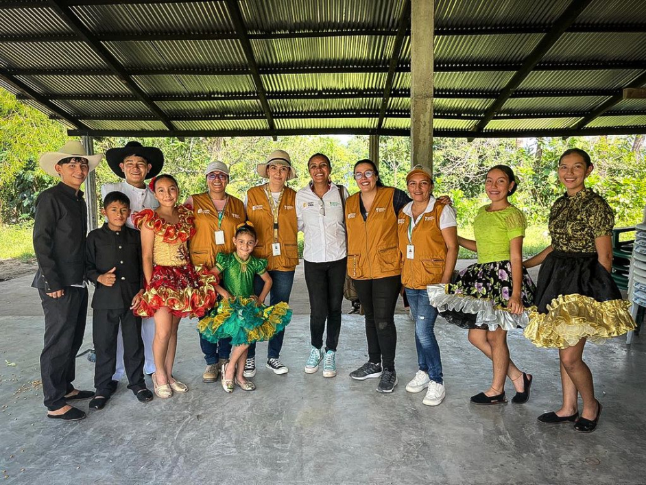 funcionarios-ant-y-ninos-vestidos-de-llaneros