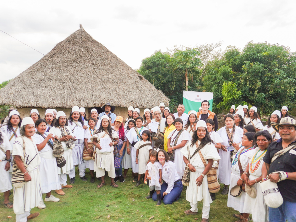 indigenas-arhuacos-junto-a-funcionarios-ant