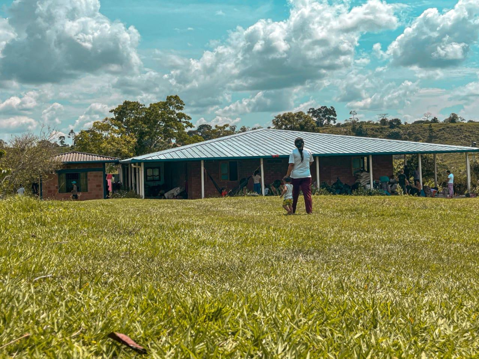 paisaje-con-casa-y-campesinos