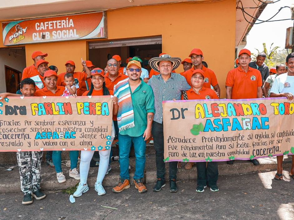un-grupo-de-personas-que-sostienen-letreros-fuera-de-un-edificio-junto-a-director-ant