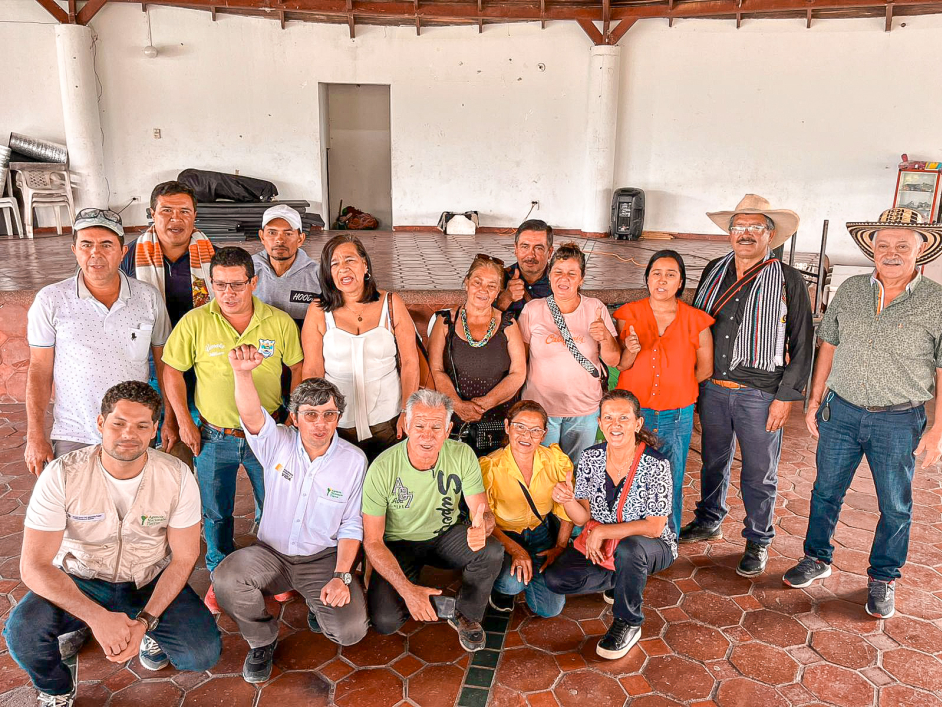 campesinos-de-el-penon-y-funcionarios-ant-reunidos-en-comite-de-reforma-agraria