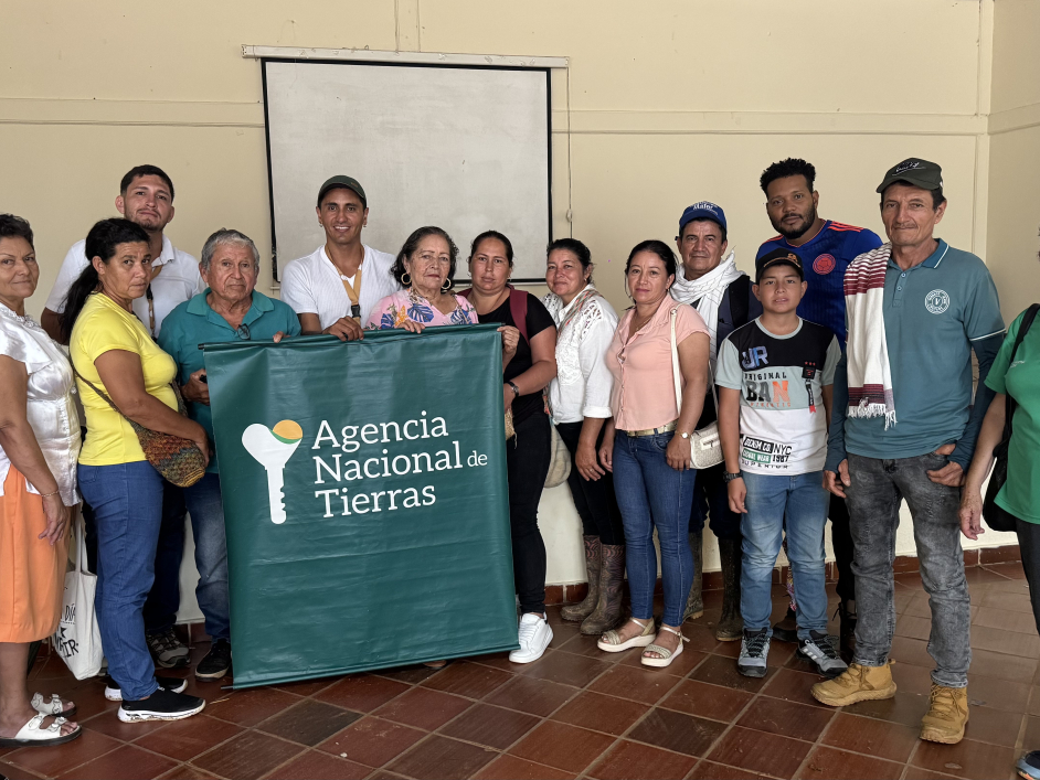 campesinos-junto-a-funcionario-ant-y-pancarta-con-logo-ant