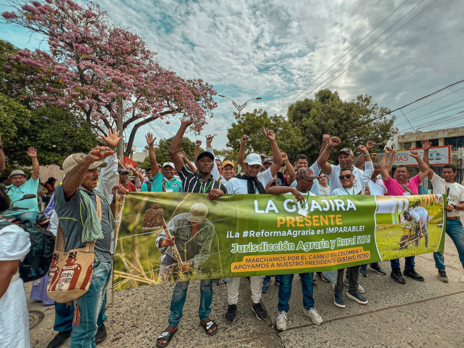 campesinos-marchando-con-pancarta-sobre-jurisdiccion-agraria