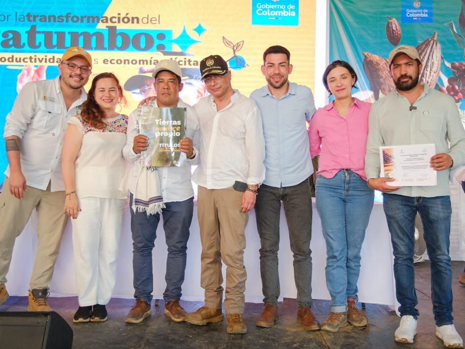 director-ant-y-presidente-petro-junto-a-campesinos-que-reciben-tierras-en-el-catatumbo