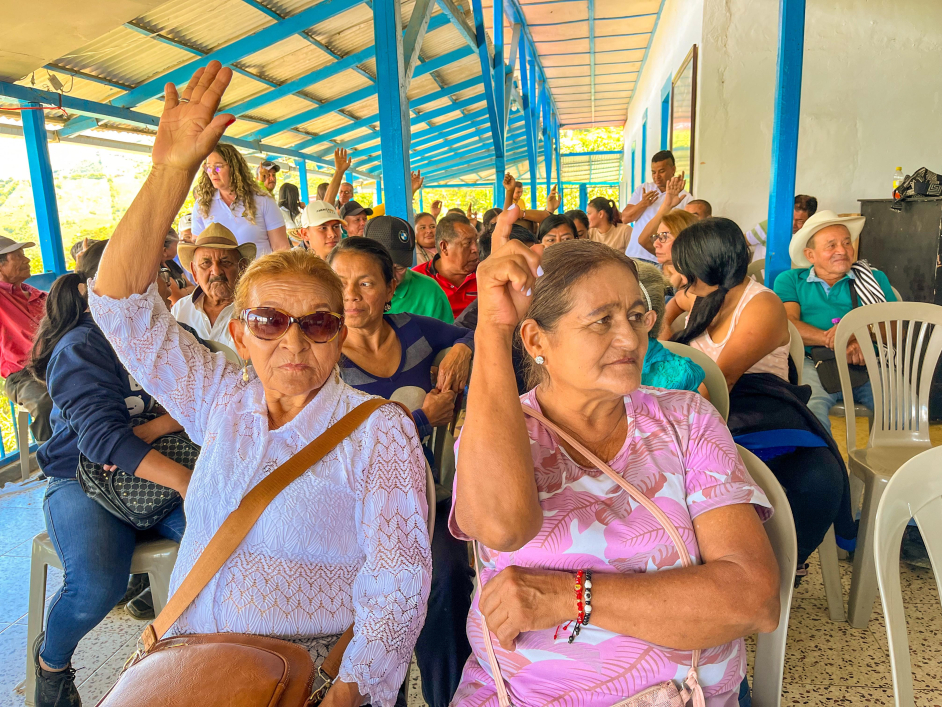 mujeres-campesinas-alzando-sus-manos-para-participar