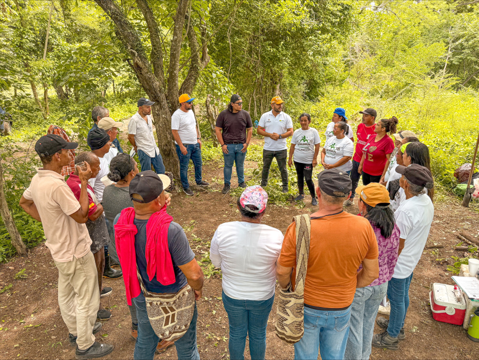 Grupo-de-campesinos-y-funcionarios-ant-se-reunen-en-forma de circulo