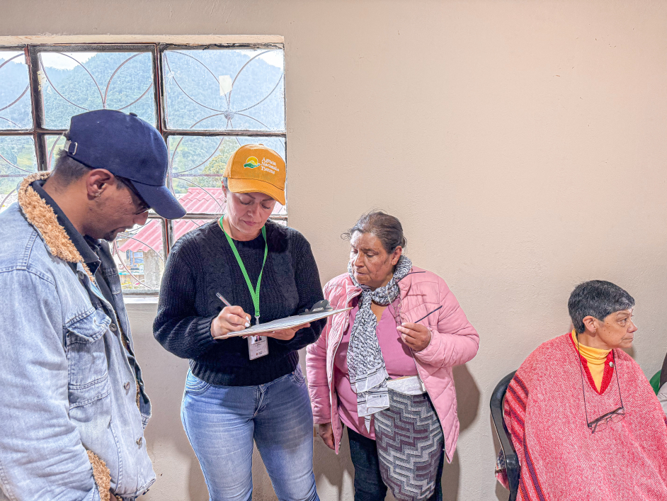 un-grupo-de-personas-de-pie-alrededor-de-una-mesa-con-un-portapapeles