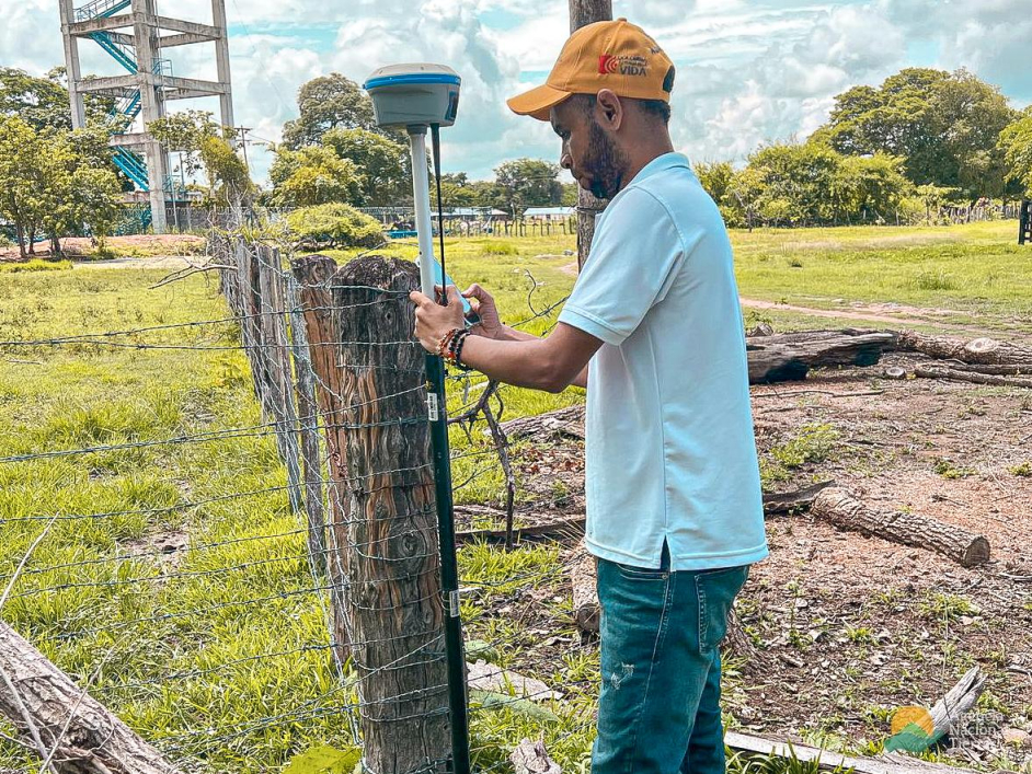 un-hombre-esta-usando-un-poste-de-la-cerca-para-medir-la-distancia