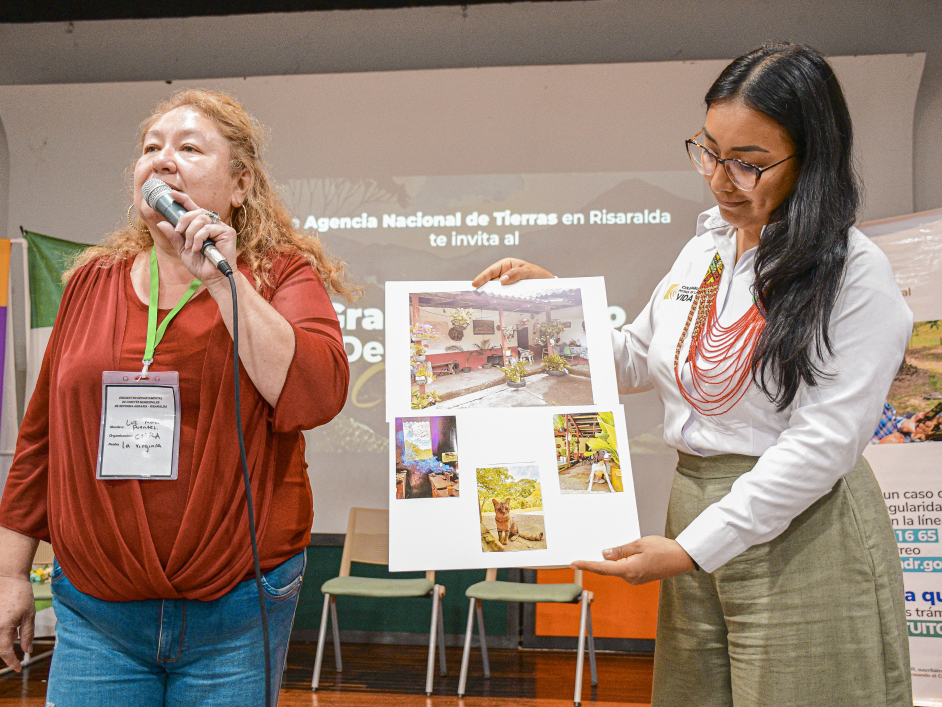 dos-mujeres-exponiendo-un-cartel