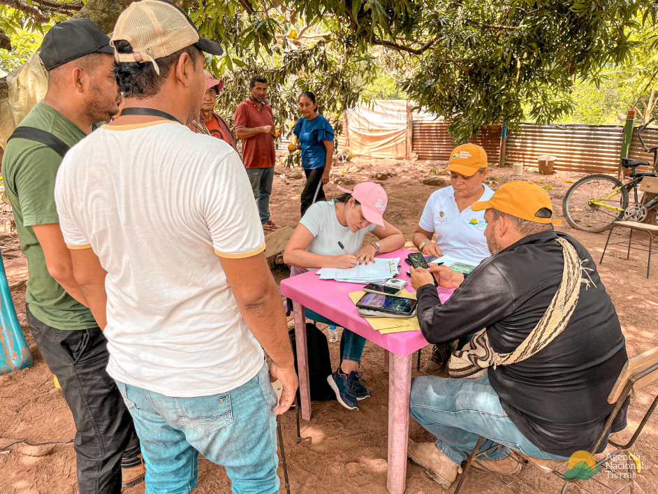 la-gente-se-reuni-alrededor-de-una-mesa-con-un-mantel-rosado