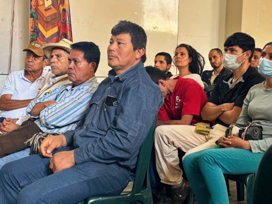 personas-sentadas-en-sillas-observando