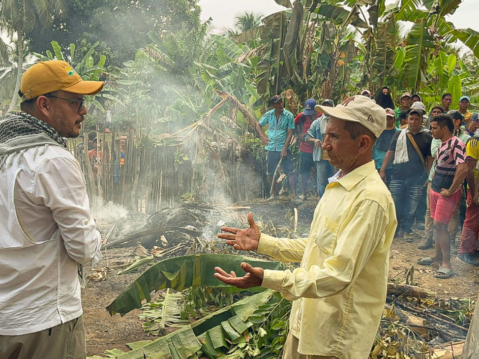 un-grupo-de-personas-de-pie-alrededor-de-director-ant-y-hablando