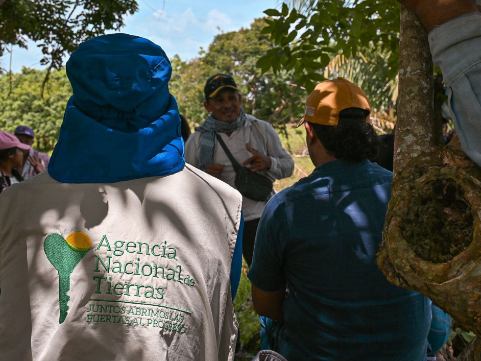 un-grupo-de-personas-de-pie-alrededor-de-un-rbol
