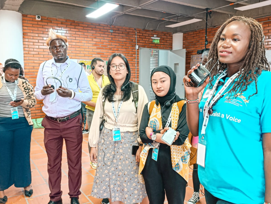 un-grupo-de-personas-de-pie-alrededor-de-una-mujer-hablando