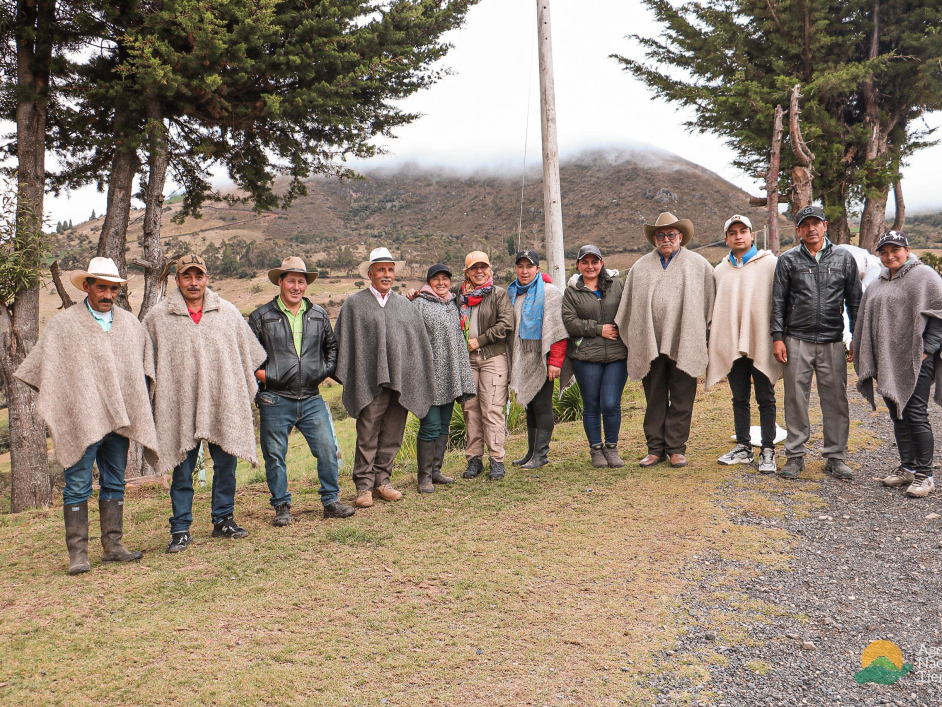 un-grupo-de-personas-parados-en-un-campo