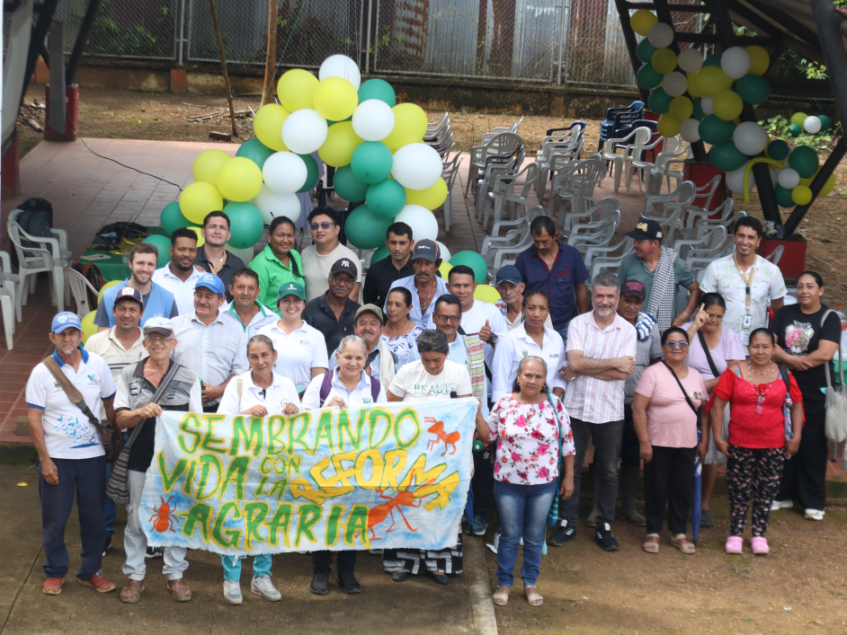 un-grupo-de-personas-parados-frente-a-un-edificio-que-sostiene-globos