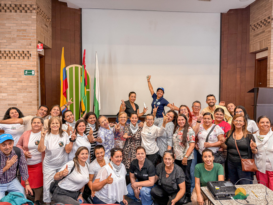 un-grupo-de-personas-posando-para-una-foto-frente-a-una-pantalla