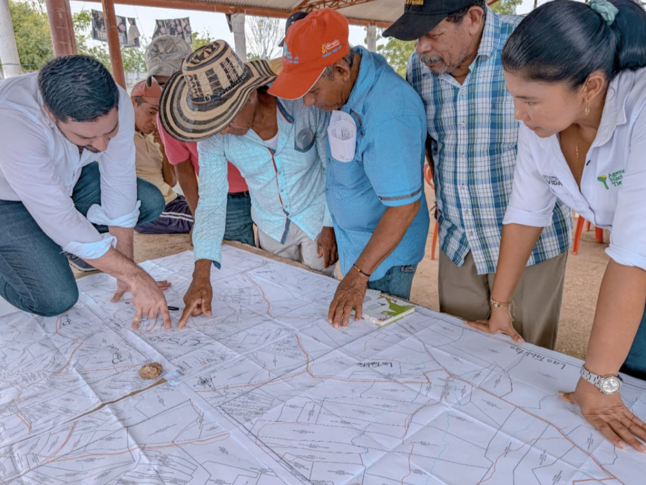 un-grupo-de-personas-que-miran-un-mapa-en-una-mesa