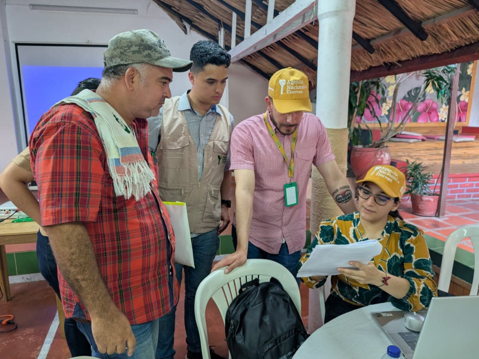 un-grupo-de-personas-que-miran-una-computadora-porttil