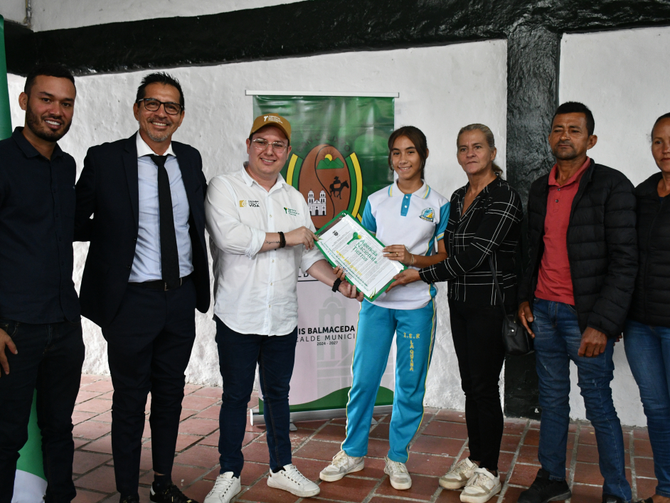 un-grupo-de-personas-que-se-unen-juntas-sosteniendo-un-certificado