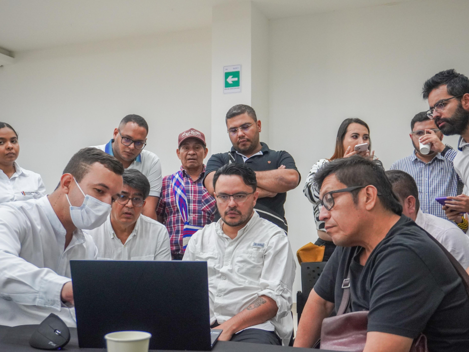 un-grupo-de-personas-se-reuni-alrededor-de-una-computadora-porttil