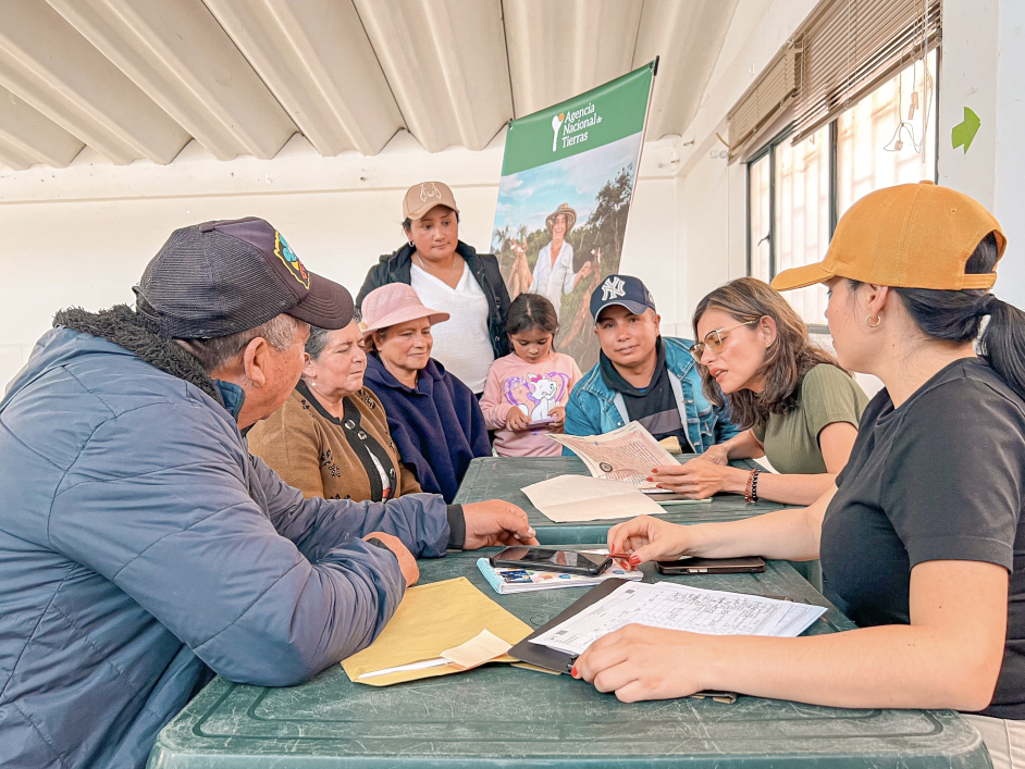 un-grupo-de-personas-sentadas-alrededor-de-una-mesa-con-papeles
