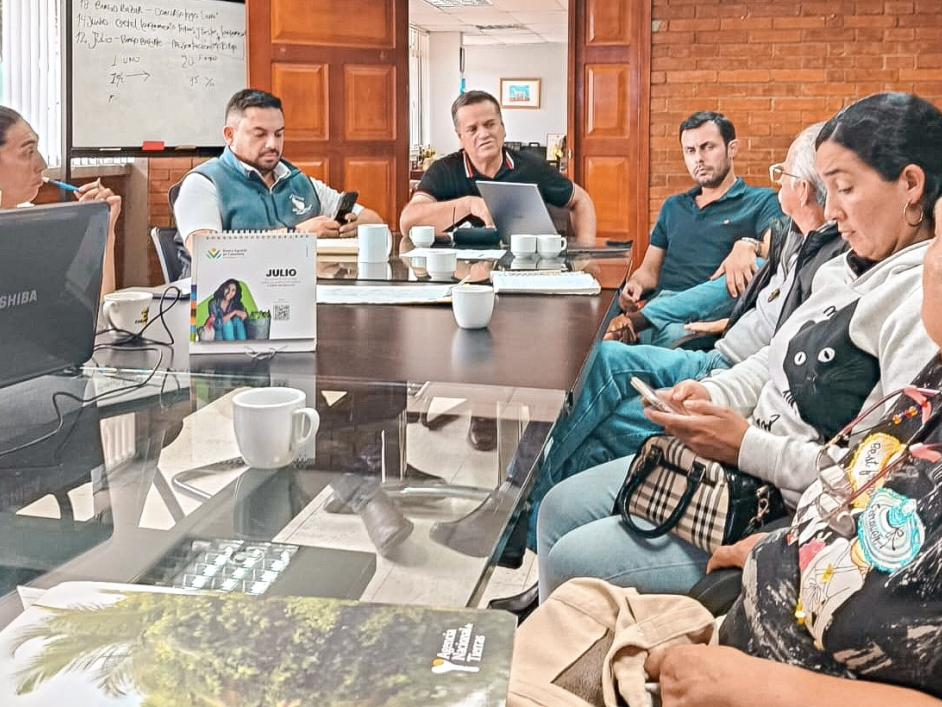 un-grupo-de-personas-sentadas-dialogando