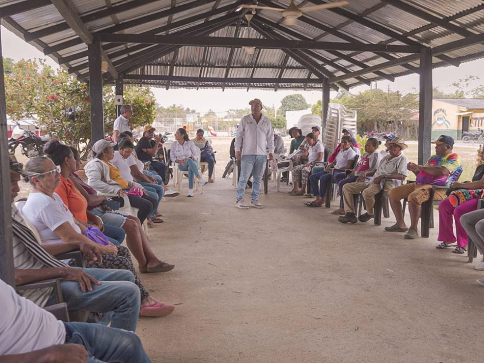 un-grupo-de-personas-sentadas-en-el-suelo-en-un-rea-cubierta