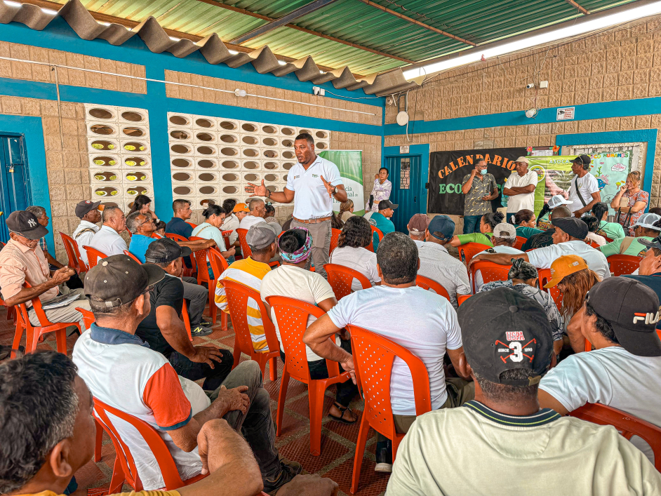 un-grupo-de-personas-sentadas-en-sillas-en-una-habitacion