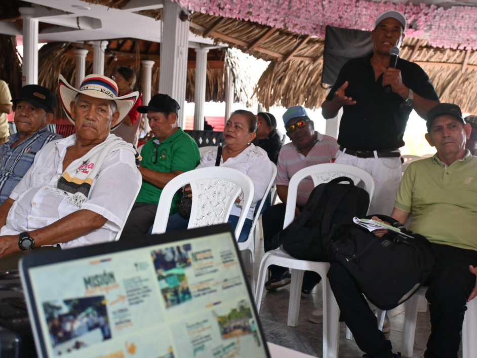 un-grupo-de-personas-sentadas-en-sillas-y-viendo-una-pantalla-de-computadora