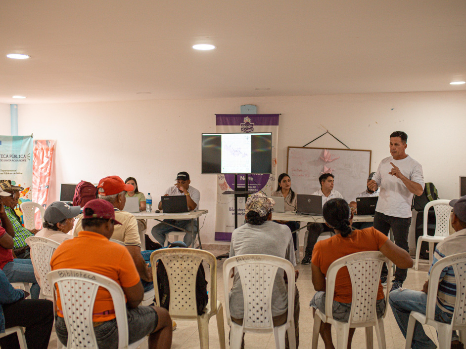 un-grupo-de-personas-sentadas-en-sillas