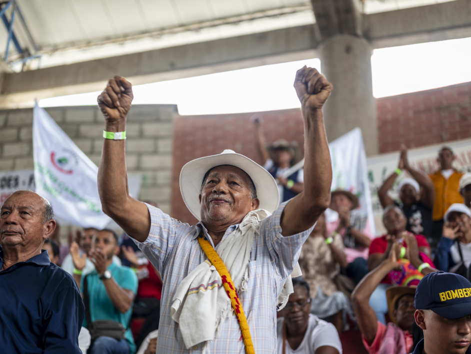 un-hombre-con-un-sombrero-blanco-y-una-camisa-blanca-se-levanta-las-ma