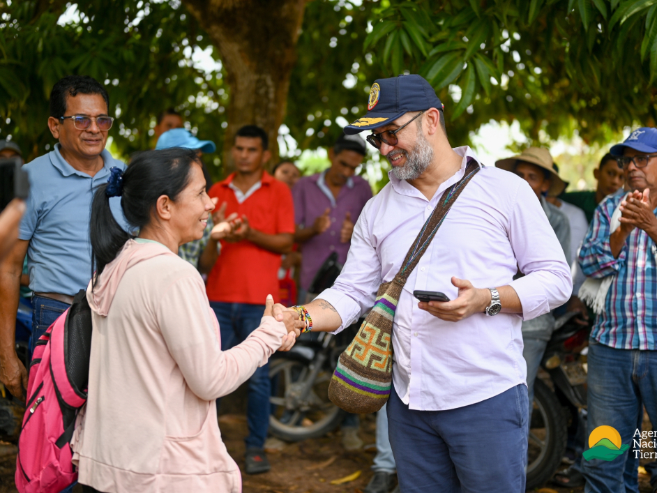 un-hombre-dndose-la-mano-con-una-mujer-frente-a-una-multitud