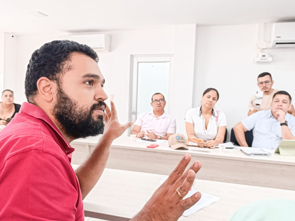 un-hombre-esta-hablando-con-un-grupo-de-personas-en-un-aula